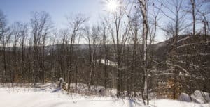 Terrain avec vue sur les montagne dans les Laurentides en hiver